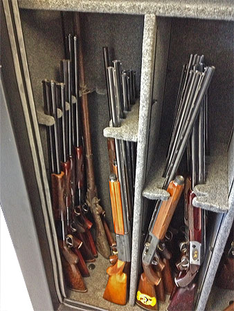 Wide body gun safe interior with long guns